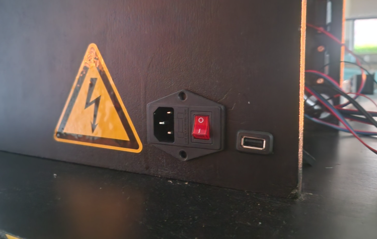 aansluitingen op de zijkant van de kast